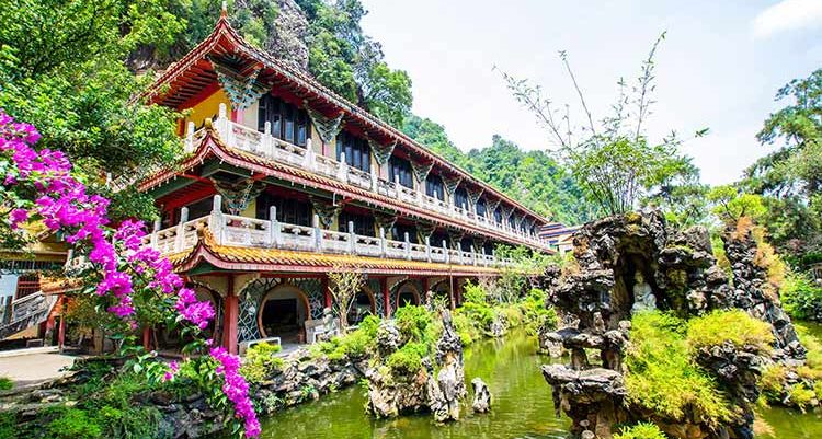 Sam Poh Tong Temple